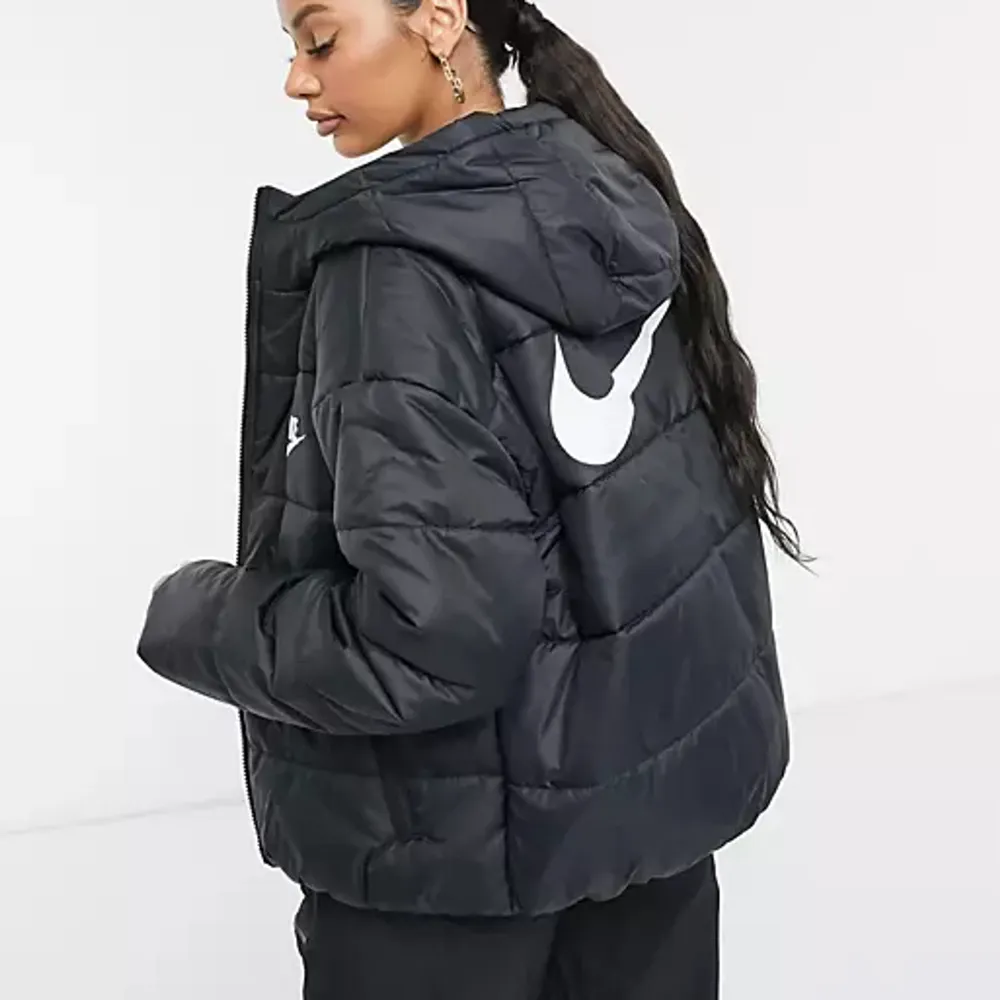 Superfin Nike jacka, perfekt till vintern eftersom den är väldigt varm och skön. Köptes för 1100 kr och har haft den i en vinter så den är i bra kvalitet fortfarande! Skriv för fler bilder så skickar jag. Priset kan diskuteras❤️. Jackor.