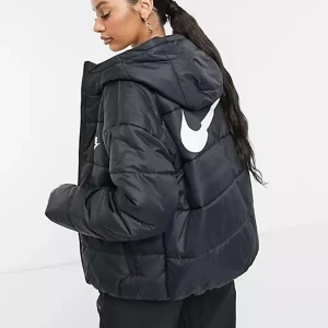 Nike vinterjacka  - Superfin Nike jacka, perfekt till vintern eftersom den är väldigt varm och skön. Köptes för 1100 kr och har haft den i en vinter så den är i bra kvalitet fortfarande! Skriv för fler bilder så skickar jag. Priset kan diskuteras❤️