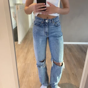 Gina Tricot jeans - Raka Jeans från gina tricot! Säljer då dom blivit lite för små för mig💕 strl 34 men de passar mig som vanligtvis brukar ha 36.