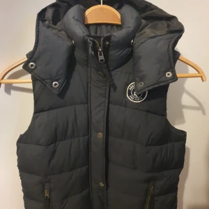 Väst  - Väst i storlek M (sitter som storl S)  I nyskick. Endast använd enstaka tillfällen.