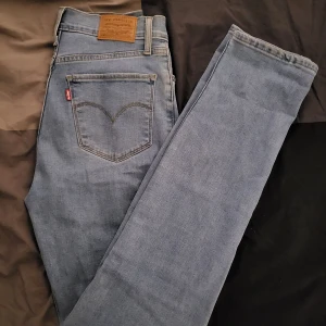 Levis 724  - Super fina jeans, endast testade då dom blev förstora för mig, storlek 27! Nypris 1349 kr  Säljes för 500kr! Kan hämtas eller skickas! 
