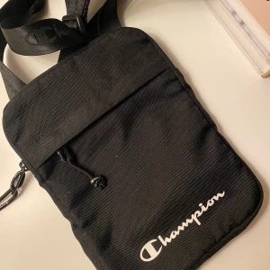 Magkänsla  - Magväska från märket champion, endast använd en gång när jag åkte utomlands! Säljs pga ingen användning🖤