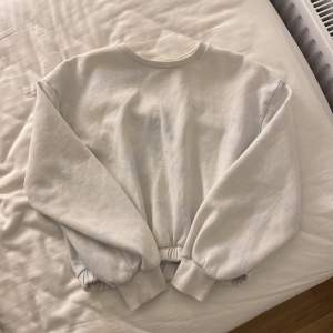 Säljer denna mjukis tröjan i storlek XS/S. Den är vit men lite ljusblå som syns lite grann. Jätte skön och bra att ha den på vintern.