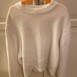 Fin tröja  - Fin Tröja från Monki, väldigt fint skick Säljs då den aldrig används Hör av dig för mer bilder 