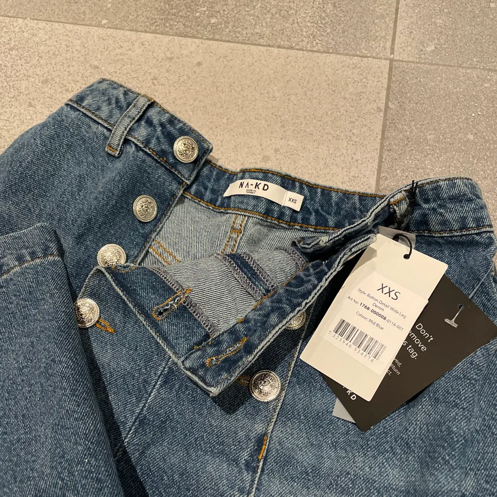 ett par helt sprillansnya 70-tals flare jeans i storlek xxs, de är verkligen skitsnygga men säljer då de är alldeles för stora för min kroppstyp 💔skulle nog snarare säga att de passar en S! prislapparna sitter kvar, nypris 649kr <3. Jeans & Byxor.