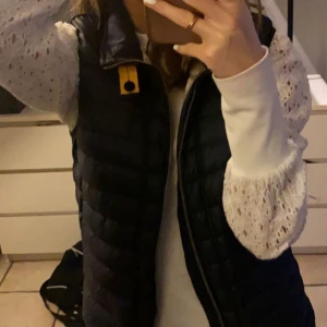 Parajumpers väst - Säljer min parajumper väst som är som ny med inga defekter. För mer frågor skriv privat, kan också skicka mer material som visar att den är äkta. Nypris 3699kr