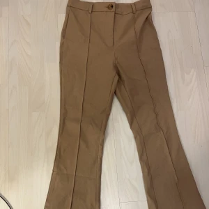 Kostymbyxor - Kostymbyxor med slits nertill storlek S, 100:-