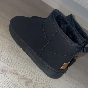 Uggs (inte äkta) - Säljer ett par uggs ( ej äkta) som jag nyligen bäställde, pga att de var för små för mig, jag har storlek 39 men dessa var väldigt små i storleken. Skulle säga att de passar en 37/38. (Aldrig använda)! Ny pris = 549kr Köparen står för frakten!