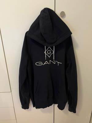 Svart Gant hoodie i bra skick. Inga defekter. Cond 9/10. Skriv om ni har frågor. Köpare står för frakt!