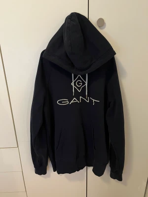 Gant hoodie  - Svart Gant hoodie i bra skick. Inga defekter. Cond 9/10. Skriv om ni har frågor. Köpare står för frakt!