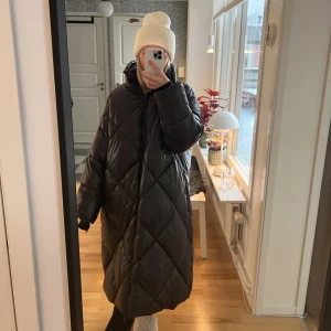 Lång dunjacka - Quiltad lång dunjacka från Zara