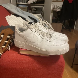 Air force 1  - tja säljer dessa airforce i jättebra skick! Storlek 43 pris 799