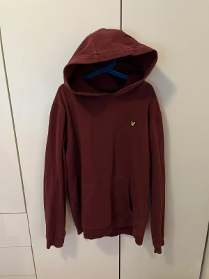 Lyle & Scott hoodie  - Mörkblå lyle scott hoodie. Inga defekter. Cond 9/10. Köpare står för frakt!