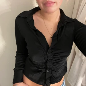 Svart tajt blus - Super snygg topp från Zara som desvärre är förliten på mig. I storlek M🤍 (Tryck inte på köp nu!)