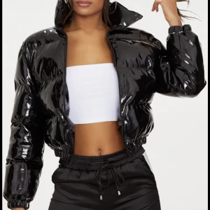 Puffer jacka  - Från pretty little thing. Använd Max 2 gånger. Stl uk 8 vilket är typ S