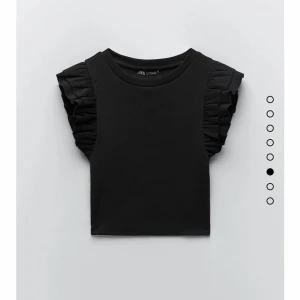 zara tröja - säljer denna fina volang tröjan från zara!💞 (ny pris 240-300). Max använd 3 gånger