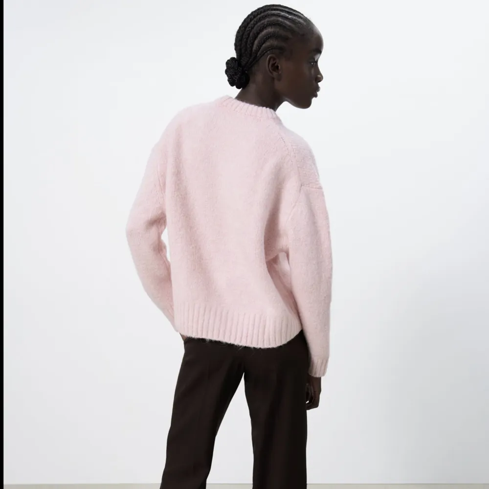 Säljer denna rosa stickade tröja ifrån zara, slutsåld tror inte att den säljs längre. Köpte för 399kr. Stickat.