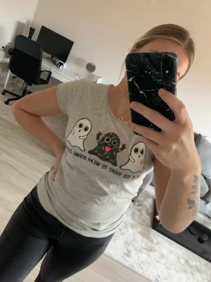 T-shirt  - Säljer en T-shirt i storlek S. Använd få gånger bra skick 