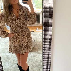 Zara klänning  - Jättefin klänning 🤍knappt använd så bra skick Köpt för 400