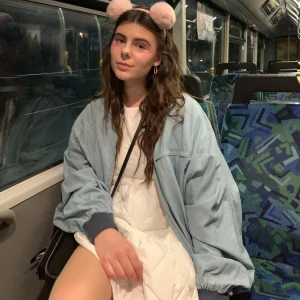 Vändbar bomberjacka GANT - Vändbar bomberjacka från Gant i storlek L. ”The baseball by gant”   Tunnare jacka perfekt till våren. Fint skick inga märkbara defekter 