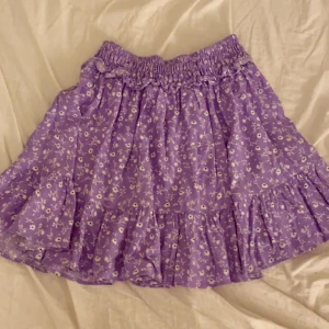Lila kjol stl: xs  - Använd fåtal gånger och är i fint skick. Köpare står för frakten
