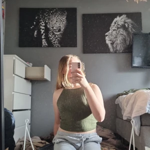 Topp - Den är väldig söt och sitter väldigt bra:) Storleken är i S men passr även som M/L