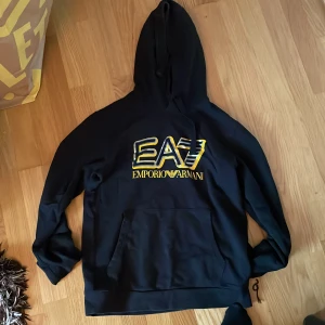Ea7 Hoodie - EA7 hoodie. Skick är på topp, inte använt, nyligen köpt för 1000kr. Storlek S men passar även M. Kan mötas upp i Borås och tar även swish och fraktar men då står du för 39k frakt!