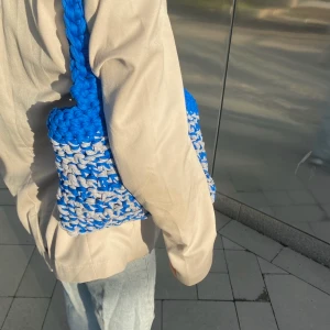 By Naemi väskor  - By Naemis väskor är alla virkade av 100% återvunnet material♻️✌🏼Väskornagår att få i önskad färg/färger!!🤍🤍 Väskorna görs on demand, hör av er för beställning🤍♻️ Glöm ej kolla vårt flöde för fler modeller och färger♻️🤍✌🏼