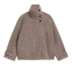 Arket Jacka - Jacka från ARKET.  Storlek:36 Helt slutsåld på hemsidan. Säljer vid bra bud, högst bud: 1500kr,  Köp nu: 2000kr Skriv till mig om du är intresserad eller om du vill ha mer bilder! 