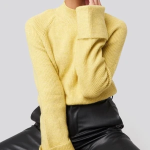 Stickad tröja - Stickad tröja från NA-KD i toppskick 💛 storlek M