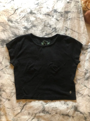 Svart topp - En svart kortärmad tajt topp köpt från NEW YORKER för några år sedan. Använd hyfsat mycket men fortfarande i ett fint skick.  Frågor?  Skriv i DM. Köparen står för frakten.