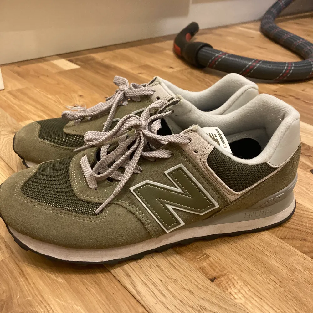 Helt oanvända milmtär gröna new balance 574! Storlek 43 men är enligt mig lite små så kanske 42 :)  Kan mötas upp i malmö annars stär du för frakten🤭. Skor.