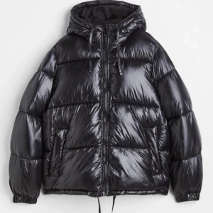 Hm jacka - Säljer en jacka från hm i storlek xs. Köpt nyligen och använd max 2 gånger så den är i väldigt bra skick. Finns inga problem eller märken på jackan. Köpare står för frakt! Betalningen sker via swish och priset kan diskuteras❤️