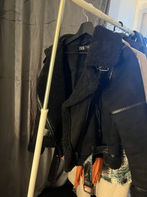 Zara jacka strl s - Helt ny, var lite för stor köpte den för 2 månader sen! 