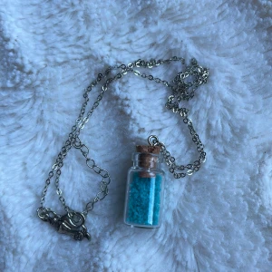 halsband som lyser! - Tryck ej på köp nu! Jätte fin halsband som lyser efter den har varit i solljus eller flash från mobilen! Skriv till mig om du är intresserad eller vill se flera bilder! Frakt: 13kr 