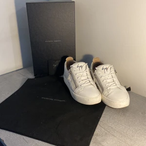 GIUSEPPE ZANOTTI SKOR  - Tjo, säljer mina Giuseppe zanotti lådan och sko påsen ingår! Köpta från farfetch på slutet av sommaren. Nypris 6390kr