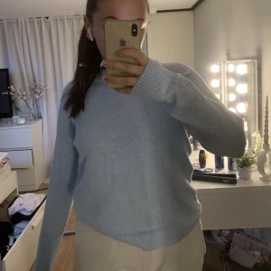 Blå stickad tröja - Blå stickad tröja med lite glitter 