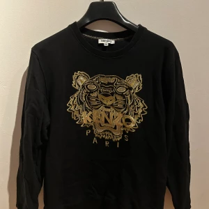 Kenzo sweatshirt  - Säljer min kenzo tröja då jag andvänder den. Är rätt gamal och säljs ej längre men är i okej skick! Storlek S/M  Frakt tillkommer 
