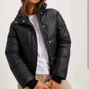 Vinterjacka  - Vinterjacka från Nelly. Köptes förra vintern så mycket fint skick. Storlek 32 men skulle säga att den passar en 34 också. Bara att skriva för fler bilder 