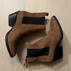 BRUNA NUBUCK BOOTS 🤎 - Säljer mina nubuck ljusbruna boots! Använd fåtal grr. 🤎