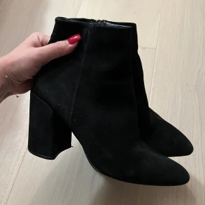 BLACK NUBUCK STÖVLETTER 🖤 - Säljer dessa fantastiska sköna stövletter i Nubuck läder🖤