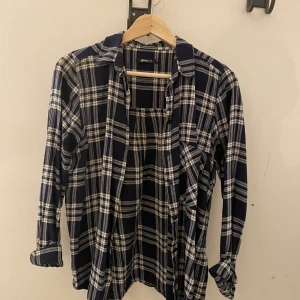 Rutig skjorta  - Rutig skjorta från Gina Tricot i storlek 36