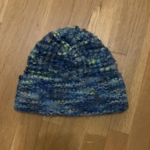 Acne mössa - En jätte fin acne mössa som har använts ett få tal gånger.kan mötas upp på söder.