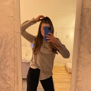 Silkes topp - Säljer denna jättefina silkes/satin skjortan från hm. Perfekt till vardags och till fest. Helt oanvänd och lappen är kvar💞