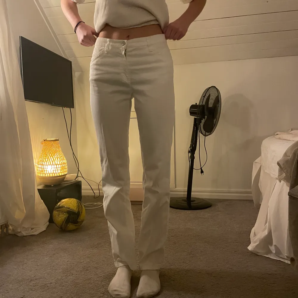 Ett par vita jeans med paljetter på båda bakfickorna! Säljer pga har liknande❤️‍🔥. Jeans & Byxor.