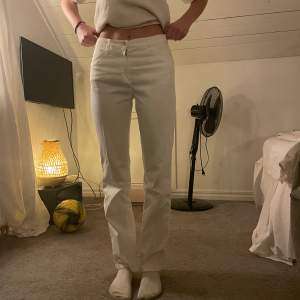 Ett par vita jeans med paljetter på båda bakfickorna! Säljer pga har liknande❤️‍🔥