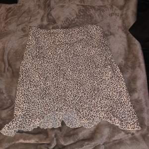 Säljer min fina leopard kjol med slits på sidan och lite volang. Dragkedja i bak. Storlek M. Aldrig använd. Fråga om fler bilder om det skulle behövas☺️