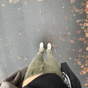 Gröna jeans - Jättwsnygga gröna jeans från zalando som är högmidjade men kan bäras som medelmidjade. Strl 36. Säljer då de är aningen för stora för mig