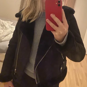 Jacka - Säljer denna supersnygga jacka som jag endast användt några enstaka gånger!🥰den är storlek M men den är väldigt liten i storlek och tycker den sitter mer som en S! Skicka gärna för fler bilder.
