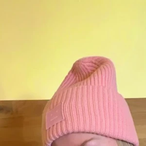Rosa mössa från Acne Studios - Rosa Acne mössa, vilken jag köpte av en annan användare här på Plick! Jag använde bara mössan under en (1) vinter, men vet såklart inte hur väl den användes av den tidigare ägaren! Den är i fint skick och har legat i min garderob i över ett år!